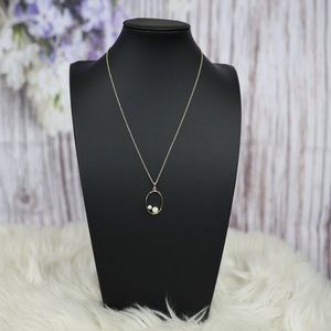 Goldtone pearl necklace. Adjustable closure.